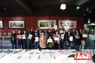 駐華外交官來軍聲畫院體驗(yàn)砂石畫藝術(shù)